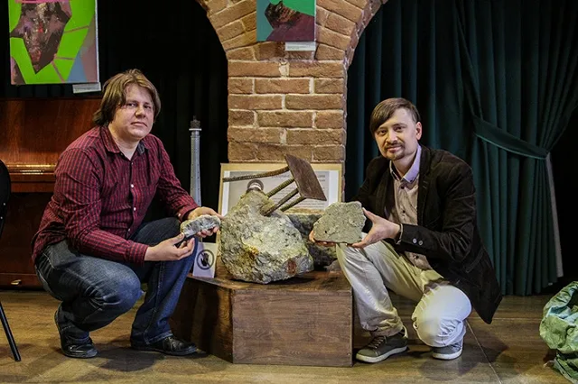 На день рождения музею истории Екатеринбурга подарили осколок телебашни