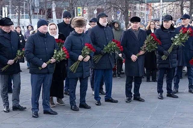 Первые лица Екатеринбурга возложили цветы к памятнику Ельцина
