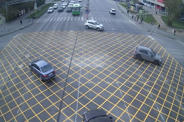 ГИБДД разъяснила правила проезда перекрестков с «вафельной разметкой», появившейся в Екатеринбурге