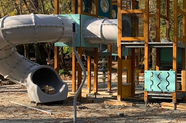 Вандалы испражнились в детскую горку в реконструируемом парке в Екатеринбурге