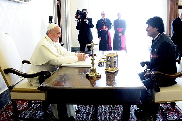 Моралес подарил Папе Римскому распятие в виде серпа и молота