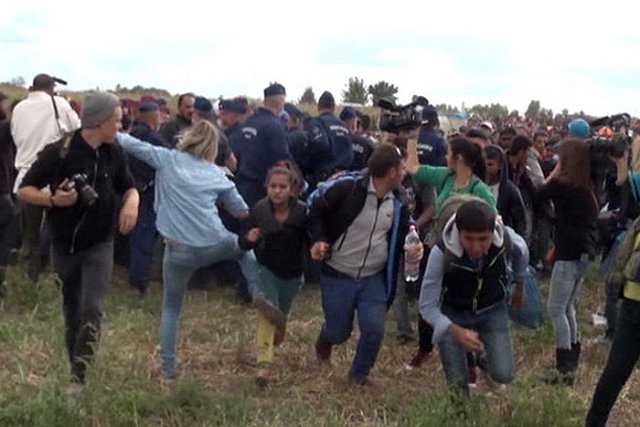 Сирийский беженец не простил журналистку, поставившую ему подножку