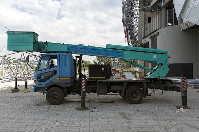 Пассажирский автобус врезался в манипулятор в Свердловской области