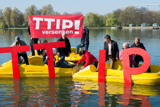 Немцы протестуют против свободной торговли между ЕС и США