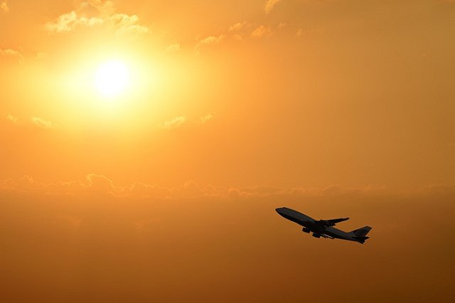 Пассажир рейса Москва-Барселона получил по лицу за оскорбление русских