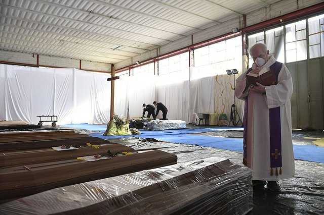 В Петербурге ужесточили правила похорон. В закрытых гробах теперь будут хоронить всех