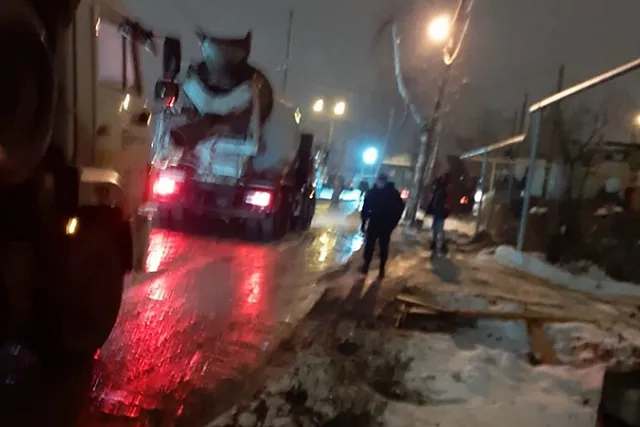 «Вообще-то мы ещё живы»: в Цыганском посёлке Екатеринбурга застройщик перекрыл дорогу