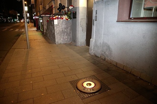 Екатеринбургский уличный художник сделал арт-объект в Москве в честь годовщины убийства Политковской