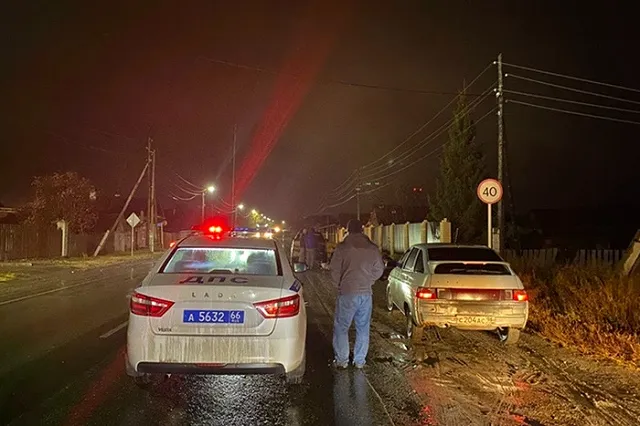 На свердловской трассе под колёсами автомобиля погиб молодой парень