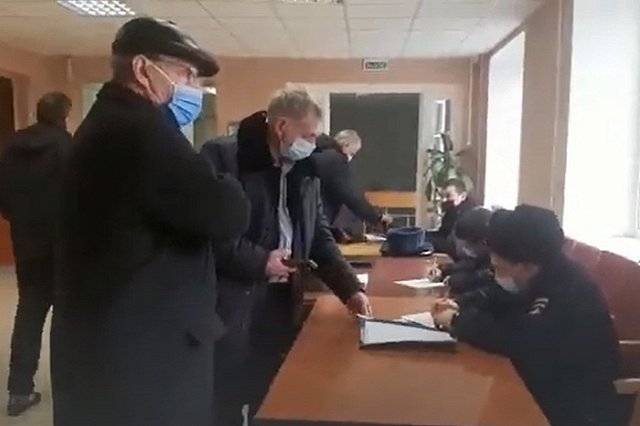 Полицейские ворвались на заседание думы Асбеста из-за скандала с QR-кодами