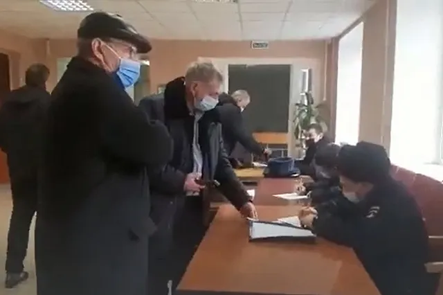 Полицейские ворвались на заседание думы Асбеста из-за скандала с QR-кодами