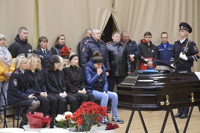 В Заречном простились с погибшим при преследовании пьяного лихача сотрудником ДПС