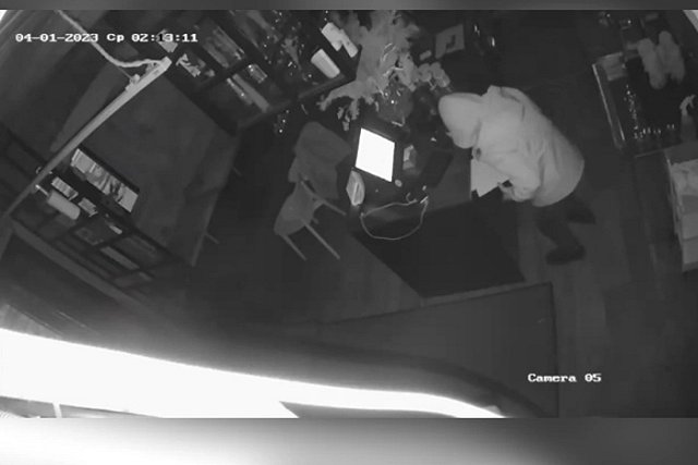 В Екатеринбурге воры обокрали бистро на Добролюбова