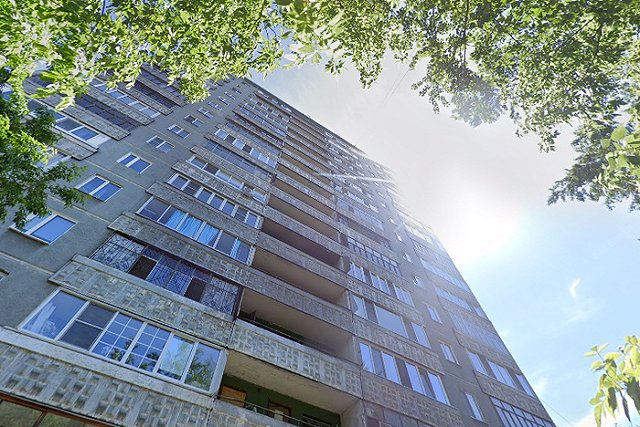 В Екатеринбурге 18-летний курьер доставки разбился насмерть