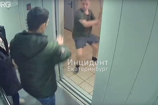 Екатеринбуржец с битой напал на девушку с парнем в лифте