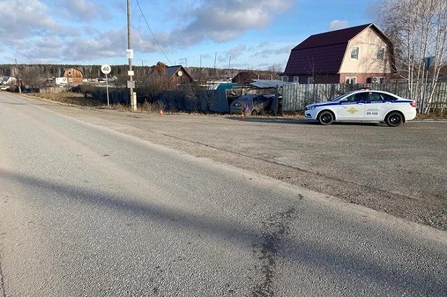 В Каменске-Уральском водитель «Субару» врезался в забор частного дома
