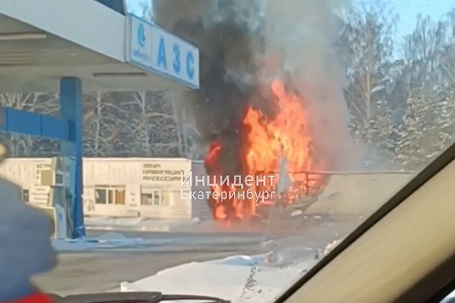 На Тюменском тракте рядом с заправкой загорелась фура — видео