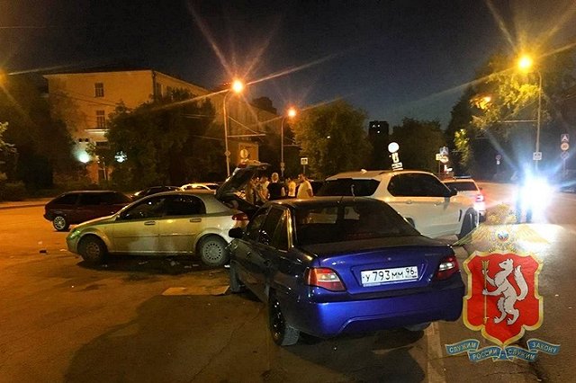 Возле УрФУ в массовой аварии пострадали две девушки