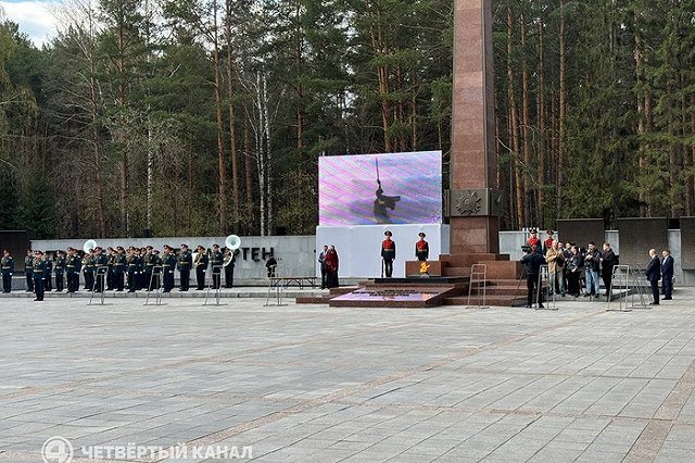 Полпред Жога встречает в Екатеринбурге День Победы в кителе с орденами