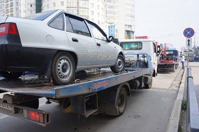 За июнь эвакуаторы увезли с улиц Екатеринбурга почти 5 тыс. автомобилей