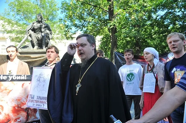 Православные активисты потребовали лишить Чаплина священного сана