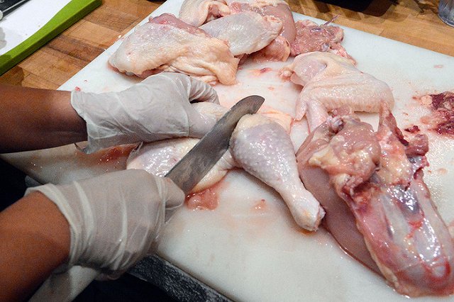 В Екатеринбурге неизвестная компания продавала курицу под брендом «Рефтинской»