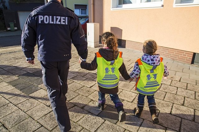 Российских водителей заставят носить светоотражающие жилеты