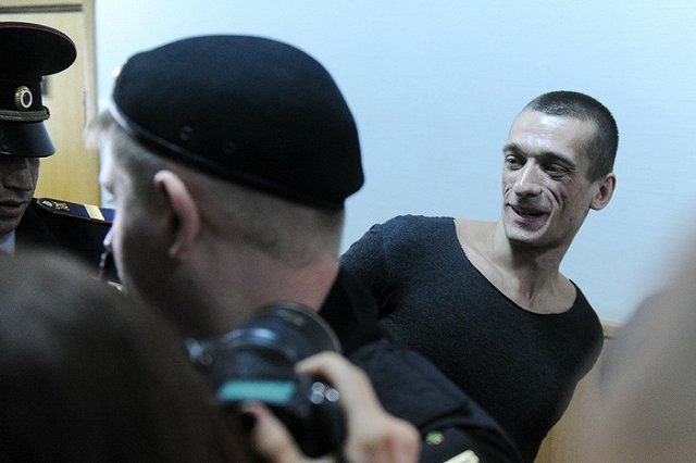 Павленский поджег Банк Франции