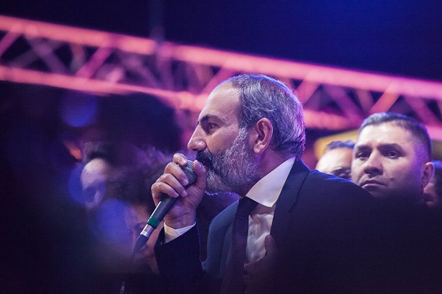 Пашинян предложил простить долги нарушителям ПДД и фермерам с кредитами