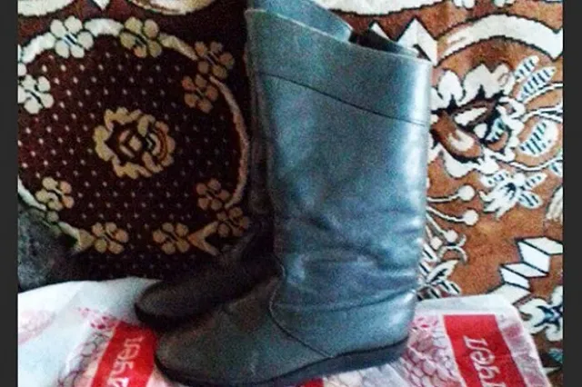 Обувщики подарили пенсионерке сапоги взамен тех, которые она носила 40 лет