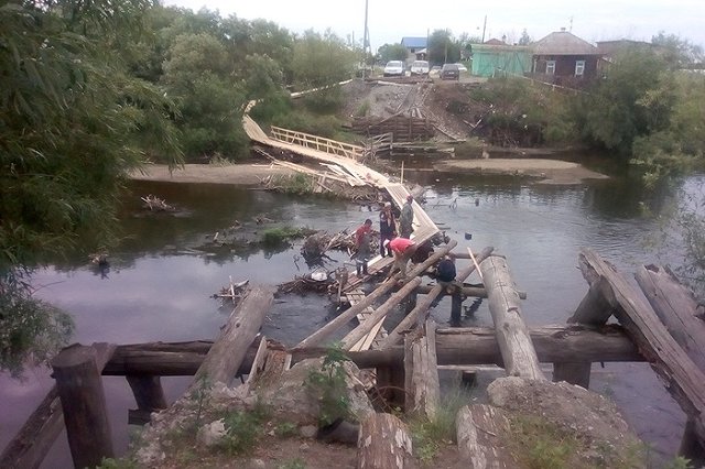 Под Серовом селяне сами построили мост, которого ждали два года