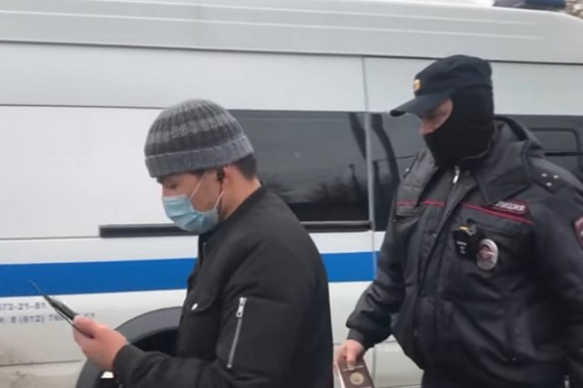 Мигранты продолжают массово покидать Свердловскую область