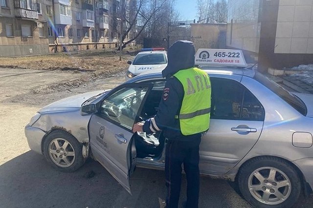 Ученица свердловской автошколы перепутала педали и сбила пенсионерку на тротуаре