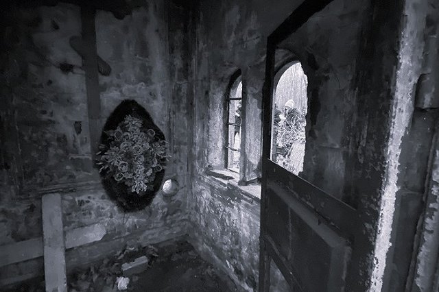 На Урале девушки похитили взрослую женщину, заставив копать её могилу