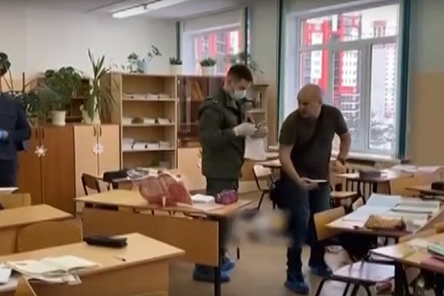 Появилось видео из брянской гимназии, где девочка устроила стрельбу по детям