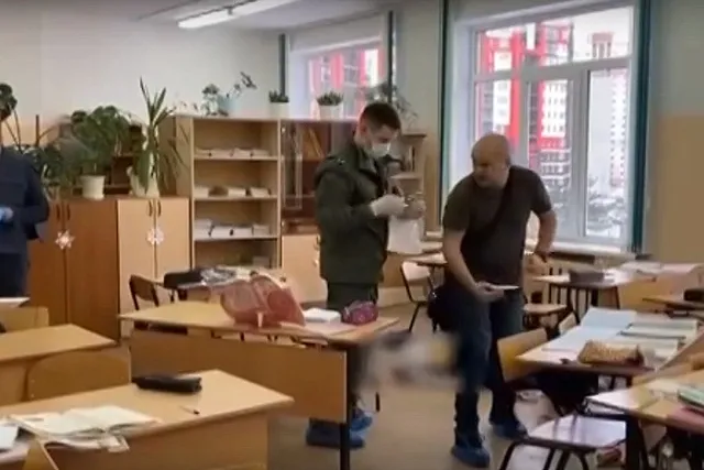 Появилось видео из брянской гимназии, где девочка устроила стрельбу по детям