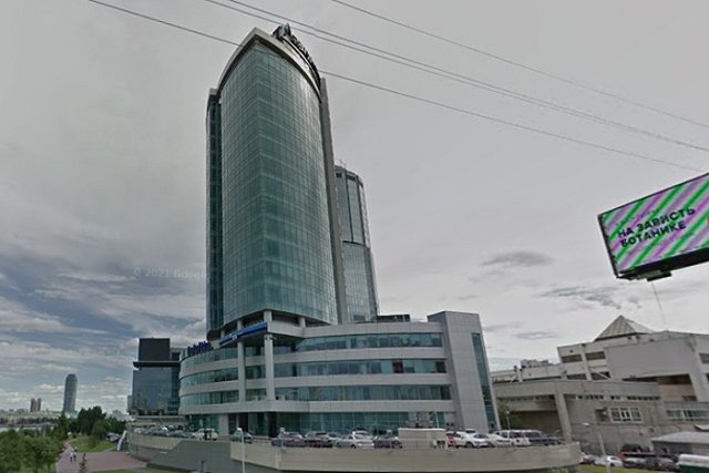 20 тысяч за место: офисник в Екатеринбурге адски взвинтил цены за паркинг