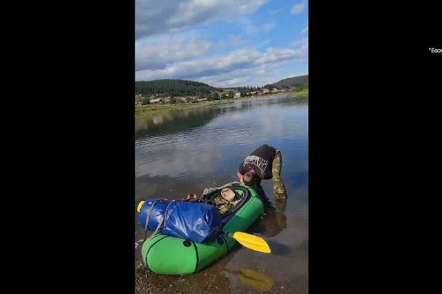 Пермяк впечатлил туристов из Москвы, надув лодку ртом (ВИДЕО)