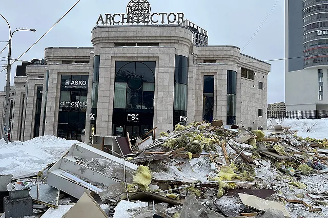 В Екатеринбурге снесли старый цветочный киоск на Малышева