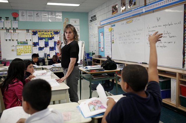 Школьным учителям разрешат обращаться к ученикам на «ты»