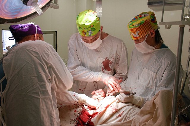 В экс-главу УВД Екатеринбурга стреляли прямо на лестничной клетке около квартиры