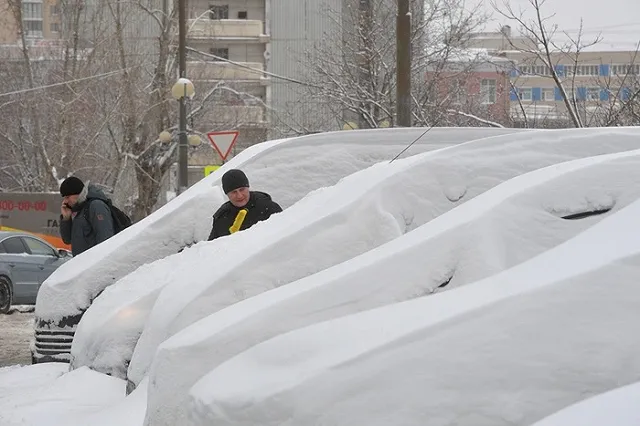 Житель Екатеринбурга отсудил 82 тысячи рублей за упавший на машину снег