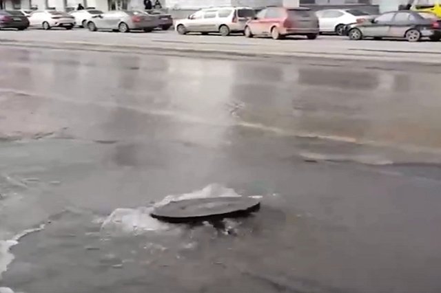 В Екатеринбурге около «Гринвича» затопило улицу