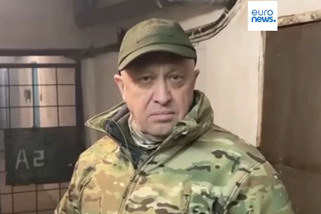 В метро Екатеринбурга появились баннеры с рекламой ЧВК «Вагнер»