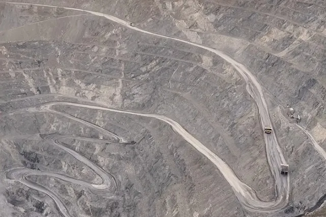 Автобус с людьми провалился в 150-метровую пропасть вблизи шахты в Казахстане