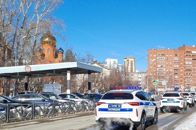 В Екатеринбурге пассажирка получила сотрясение мозга: легковушка подрезала трамвай