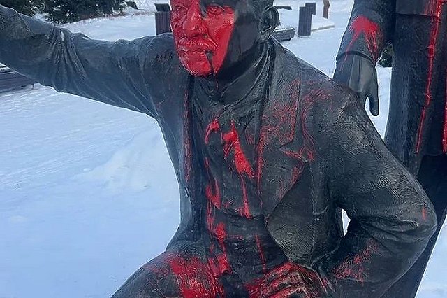 В Екатеринбурге задержали женщину, облившую краской памятник братьям Люмьер