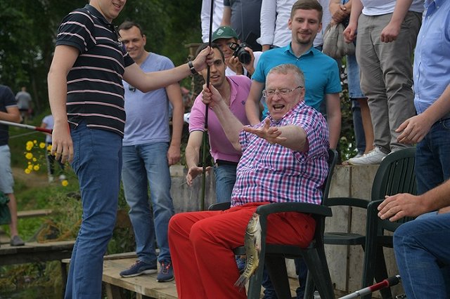 Жители Казани устроили давку за носки и диски с песнями Жириновского