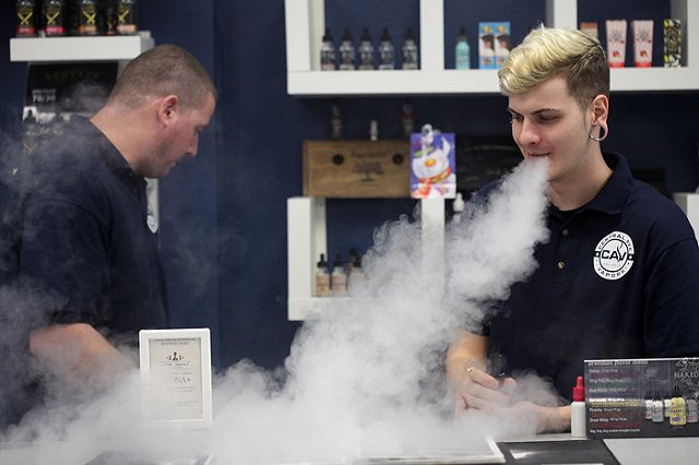 Эксперты заступились за свободу оборота и курения электронных сигарет