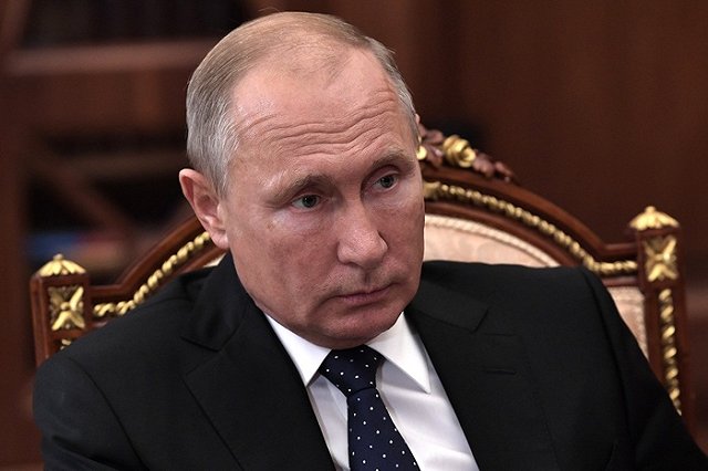 В Сети обсуждают чиновника, пытавшегося сфотографироваться с Путиным